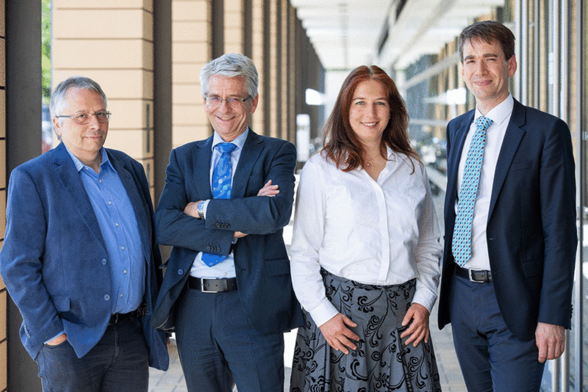 Die Preisträger des IQ Innovationspreises Mitteldeutschland 2019 (v.r.n.l.): Dr. Florian Kloß, Leiter der Transfergruppe Antiinfektiva am Leibniz-Institut für Naturstoff-Forschung und Infektionsbiologie Jena, Dr. Julia Dreisbach, Klinikum der Ludwig-Maximilians-Universität München, Dr. Uwe Müller, Geschäftsführer der HAPILA GmbH, Gera mit seinem Kollegen Dr. Steffen Wittmann, Leiter Qualitätssicherung und-kontrolle und Entwicklungsleiter bei HAPILA (Quelle: Tom Schulze)